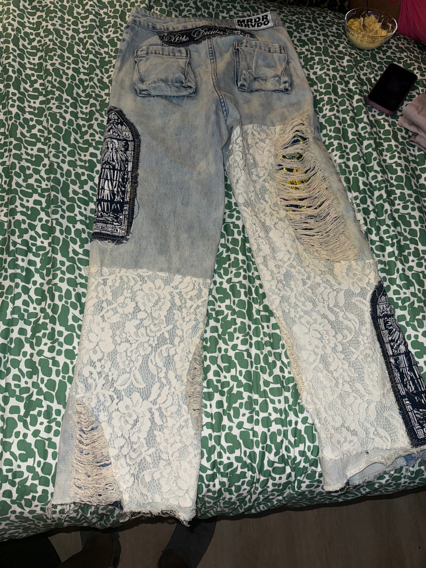 Who decides war Jeans