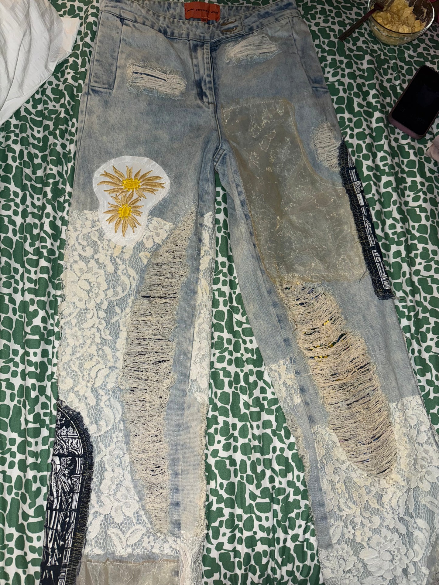 Who decides war Jeans