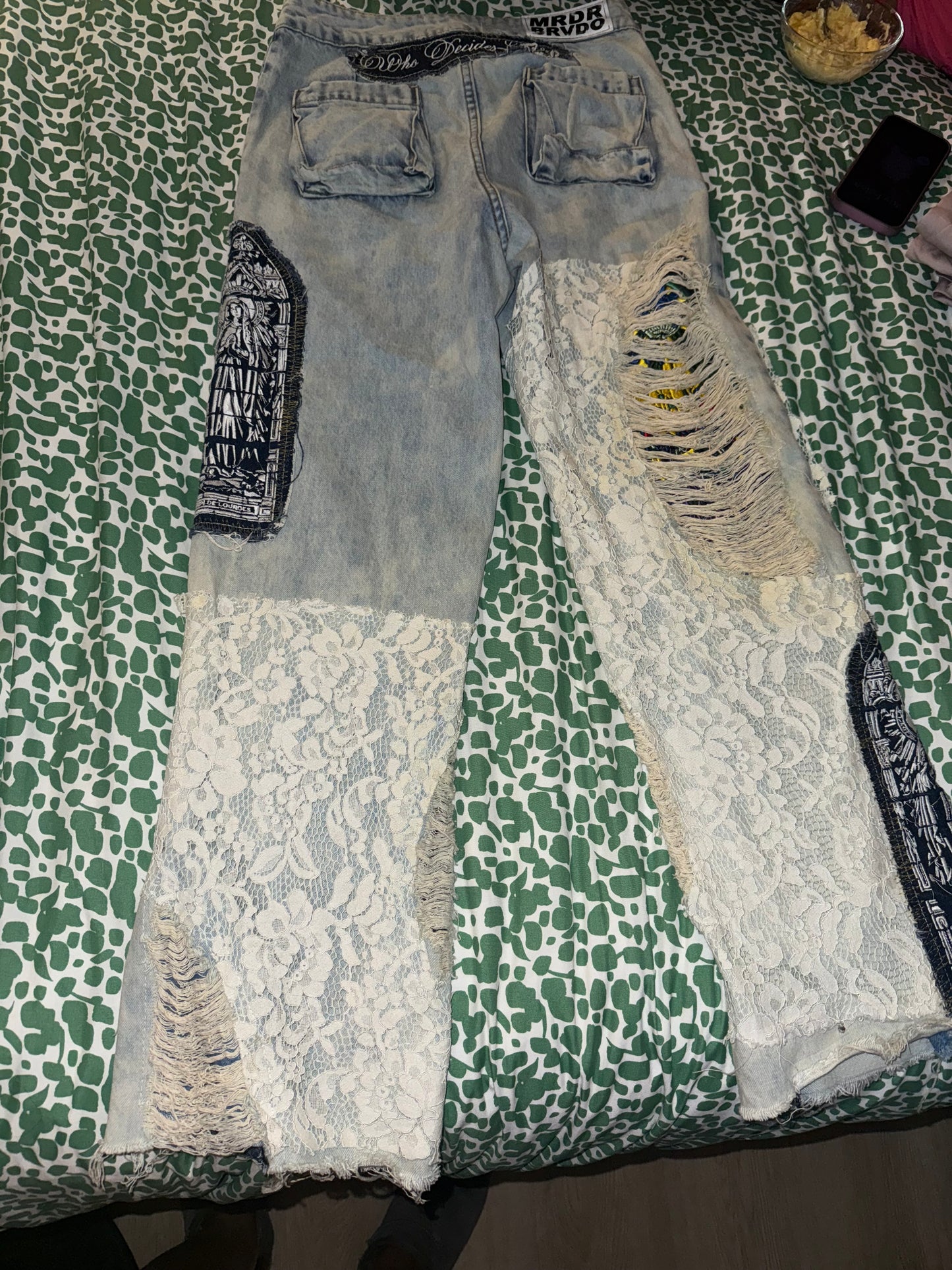 Who decides war Jeans